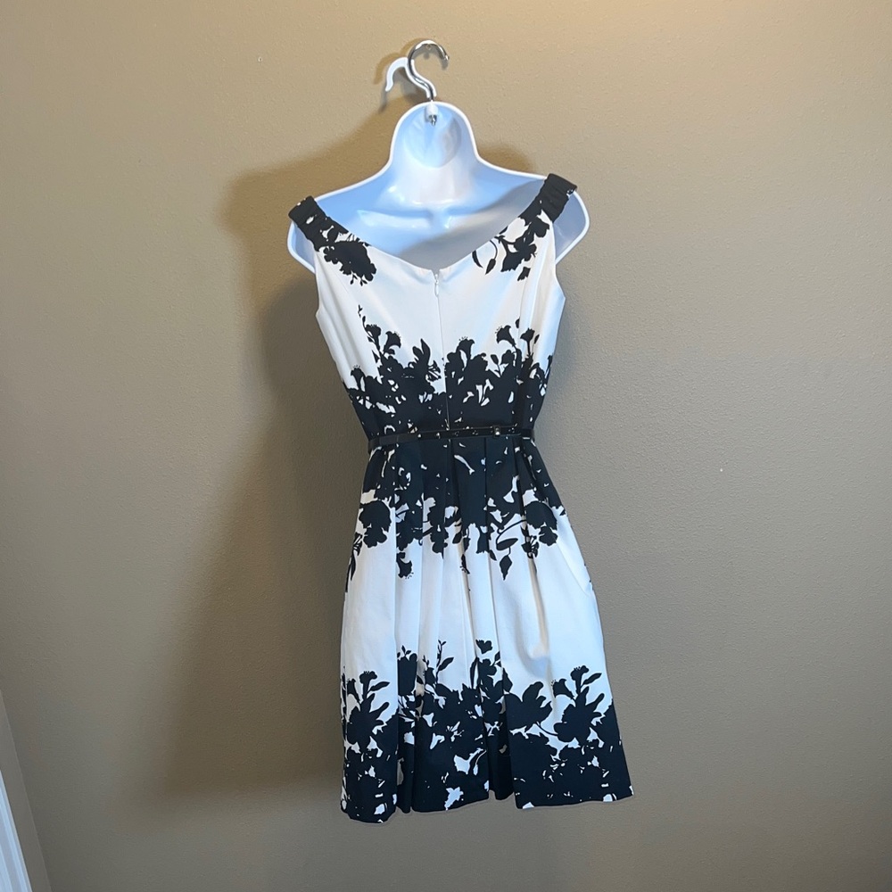 White House Black Market Floral Fit & Flare Mini Dress SZ 2 B&W Sleeveless - Picture 10 of 16